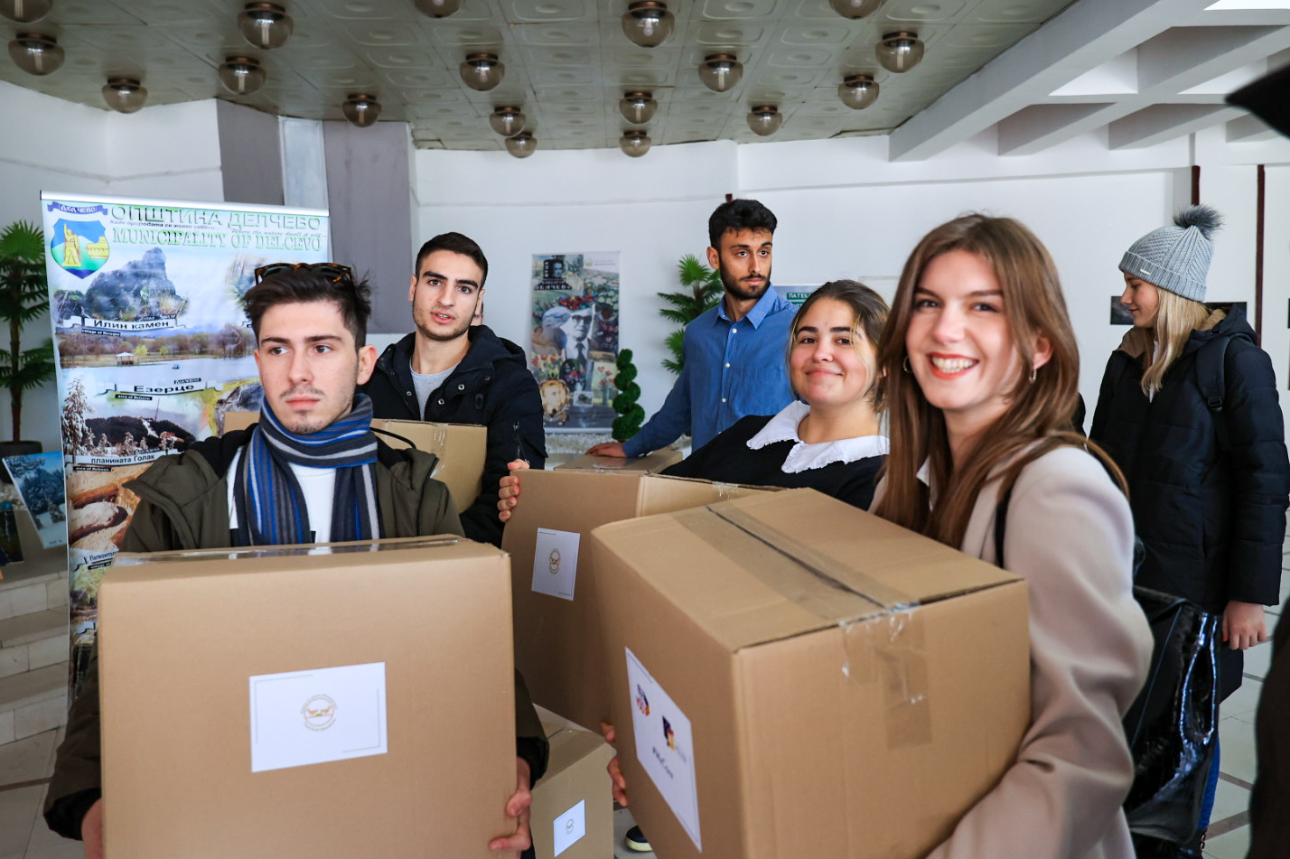 Социјална одговорност и подигнување на свеста за гладта во светот – Europe House Скопје донираше пакети со храна за социјално загрозени семејства