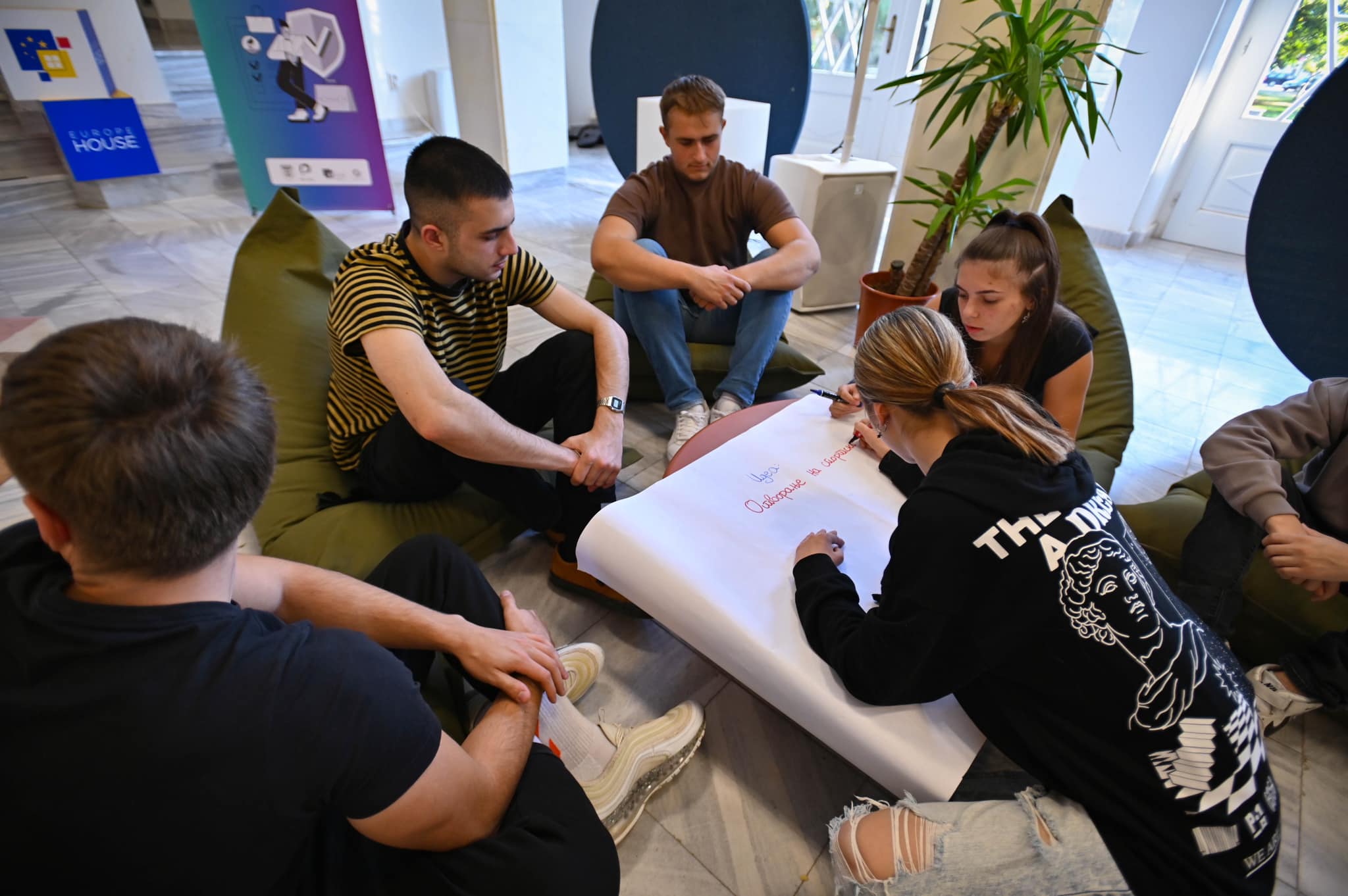 Иницијатива за млади во соработка со Општина Битола и SFERA International во Europe House Битола