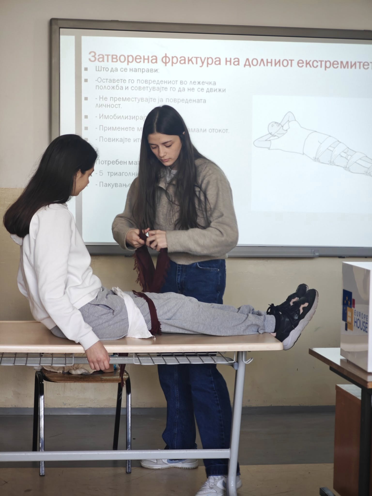 Во рамки на „A Week of School Exchange“се реализираше практичен проект за прва помош со учениците од СОУ Нико Нестор во соработка со Europe House Струга