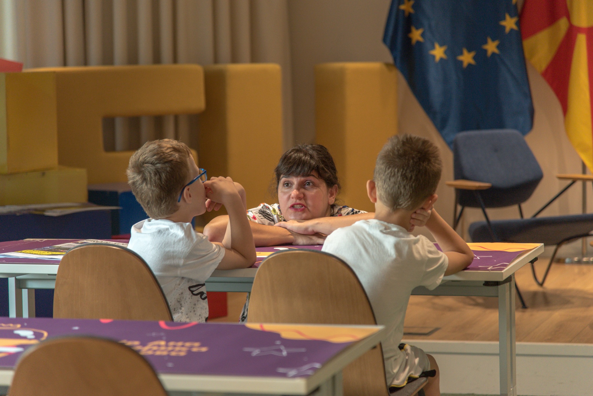 Заедно со Ана Голејшка Џикова, слушавме, читавме и ја истражувавме убавината на ромските бајки во Еurope House Скопје